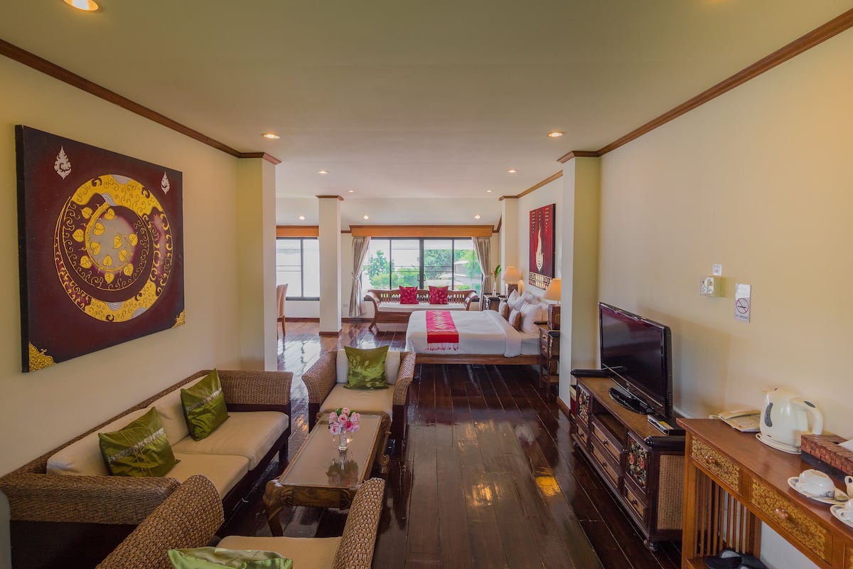 deluxe suite, river view | 1 bedroom, minibar, individually decorated, individually furnished