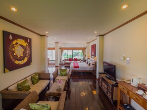 Suite – deluxe, elveutsikt | Minibar, individuelt dekorert, individuelt innredet og skrivebord