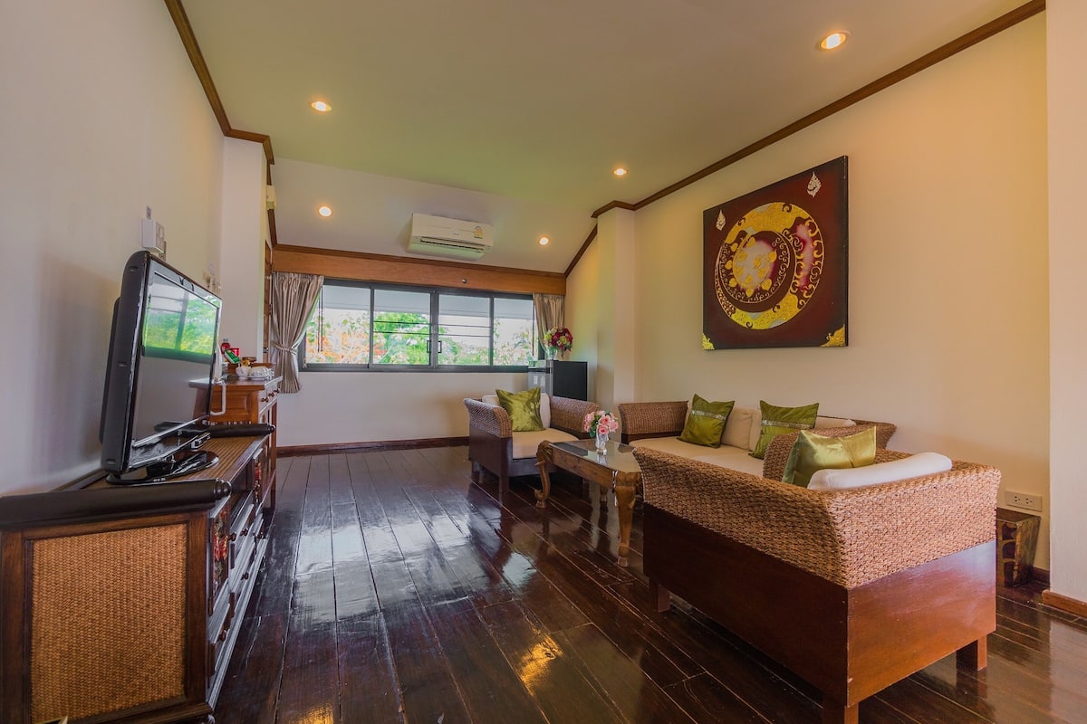 deluxe suite, river view | 1 bedroom, minibar, individually decorated, individually furnished