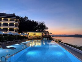 Piscina externa, funciona das 8h às 20h, guarda-sóis, espreguiçadeiras