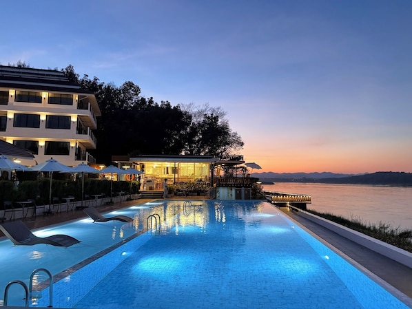 Piscine extérieure, parasols de plage, chaises longues