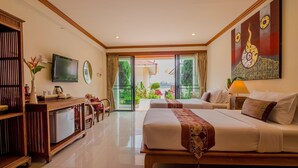 Una habitación de hotel con cama, escritorio, televisión y vistas al exterior.