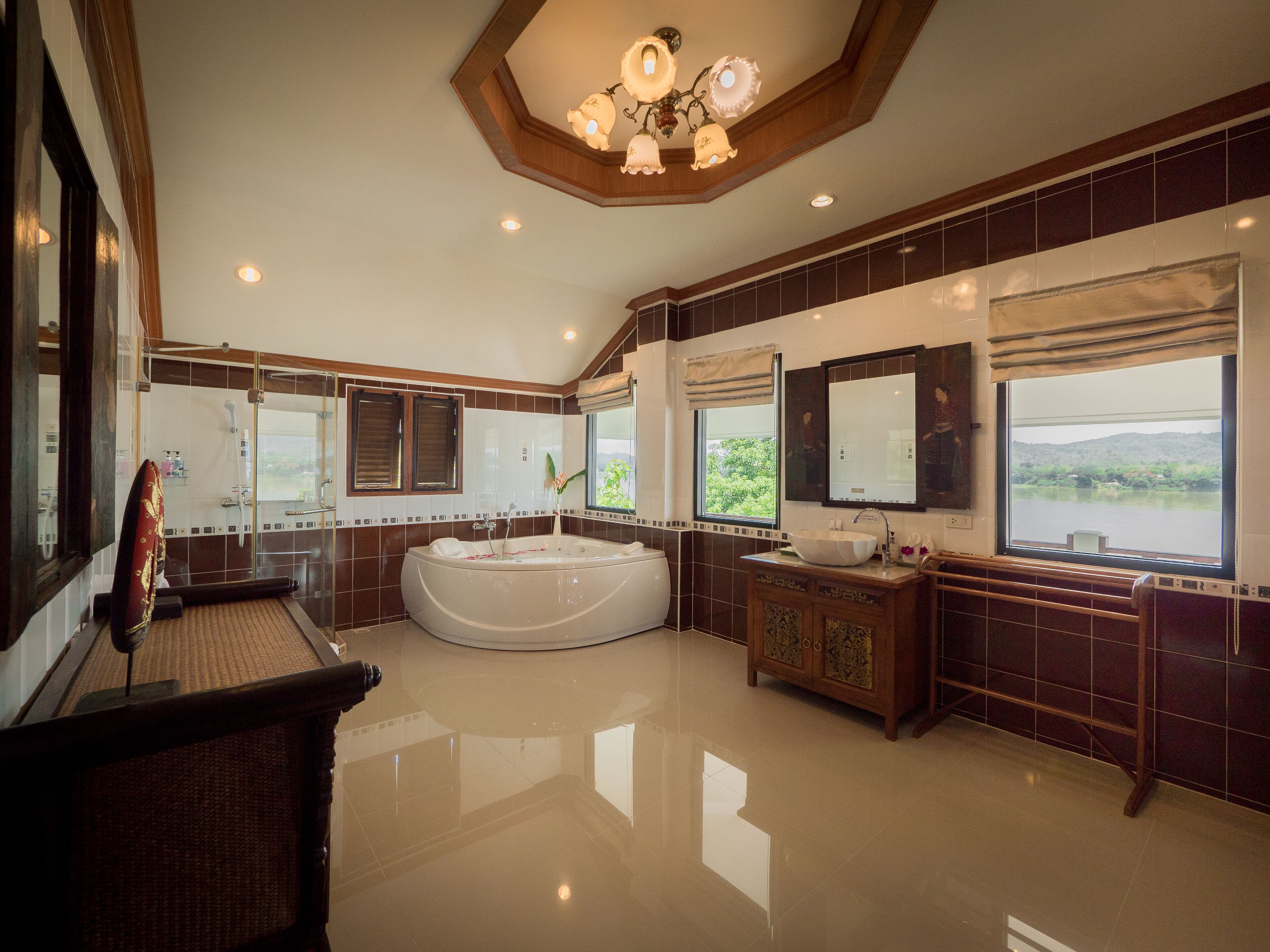 deluxe suite, river view | bathroom | free toiletries, hair dryer, slippers, towels