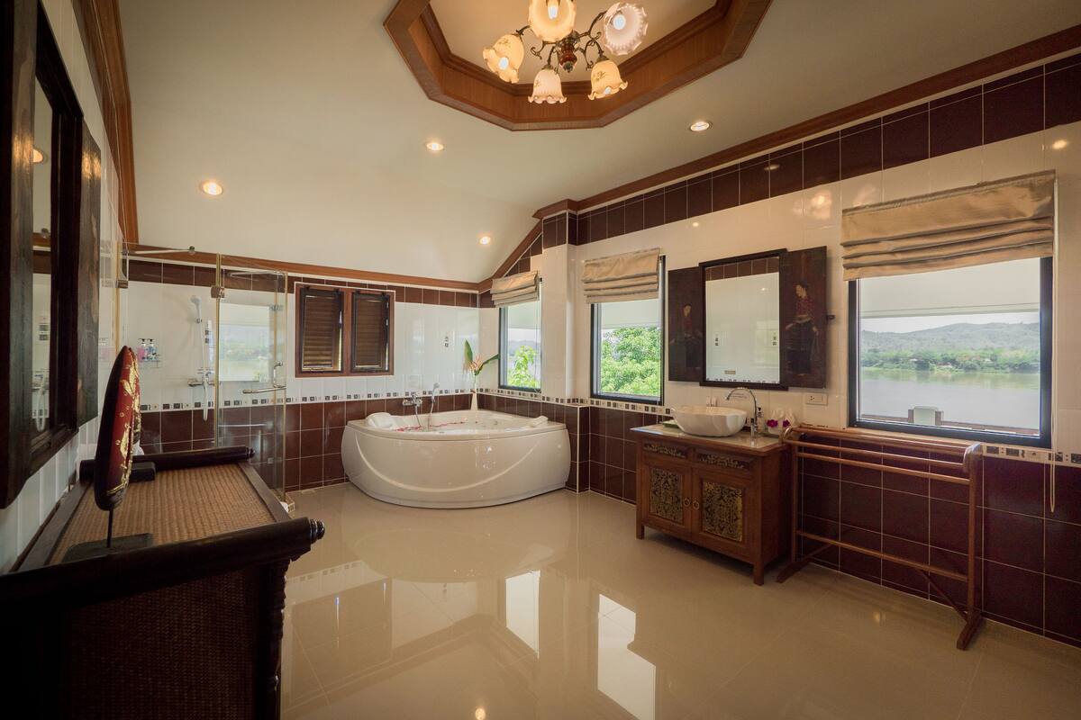 deluxe suite, river view | bathroom | free toiletries, hair dryer, slippers, towels