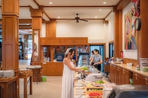 Petit déjeuner buffet servi tous les jours en supplément
