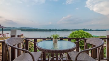 Deluxe-Doppel- oder -Zweibettzimmer, Flussblick | Blick auf das Wasser