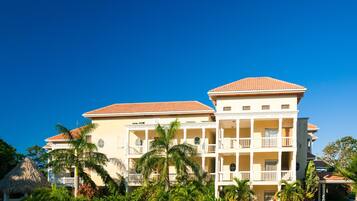 Fachada de la propiedad