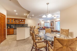 Condo, 3 Bedrooms, Ocean View | In-room dining - Lawson Rock Parrotfish 106 (Roatan)