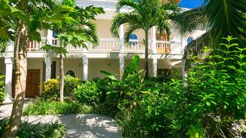 Condo, 3 habitaciones, Terraza, vista al océano | Vista frontal de la propiedad