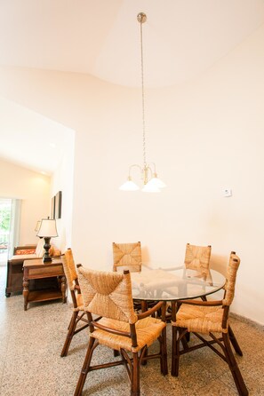 Condo, 3 Bedrooms, Terrace, Ocean View | Dining