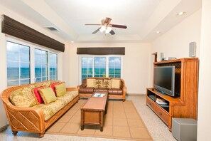 公寓式客房, 3 间卧室, 海洋景观 | 起居区 | DVD 播放器