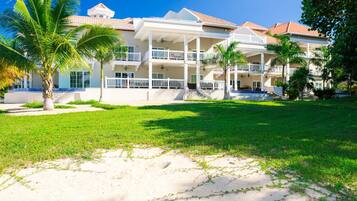 Condo, 3 habitaciones, vista al océano | Vista frontal de la propiedad