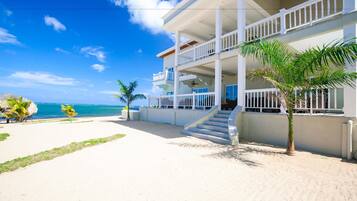Condo, 3 Bedrooms, Ocean View | Front of property