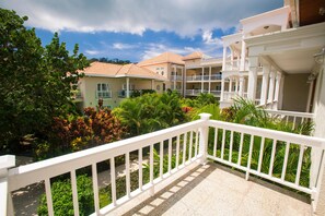 Condo, 2 chambres, terrasse, vue sur l’océan | Balcon