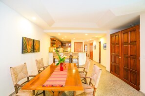 Condo, 1 Bedroom, Garden View | In-room dining