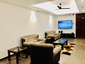 Lobby sitting area - Tropic Inn - Mount Lavinia (Mount Lavinia)