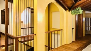 Una escalera con barandillas de madera y paredes amarillas.