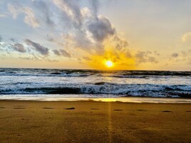 Una playa cerca, arena blanca, buceo, 3 bares en la playa