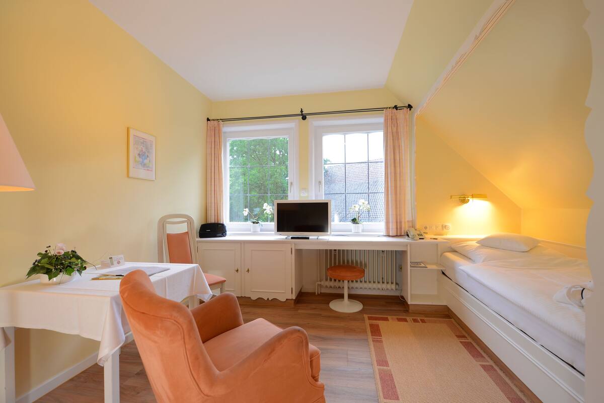 Comfort Single Room | Minibar, in-room safe, individually decorated, individually furnished