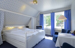 Comfort Double Room, 1 Bedroom, Kitchenette | Minibar, in-room safe, individually decorated, individually furnished