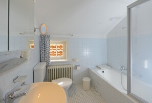 Comfort House, 2 Bedrooms, Patio (Mandatory Cleaning Fee 85 € per Stay) | Bathroom | Free toiletries, hair dryer, bathrobes, towels