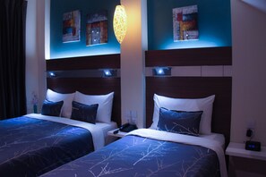 Minibar, in-room safe, desk, iron/ironing board - The Keong Saik Hotel (Singapore)