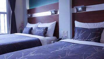 Deluxe Triple Room | Minibar, in-room safe, desk, iron/ironing board