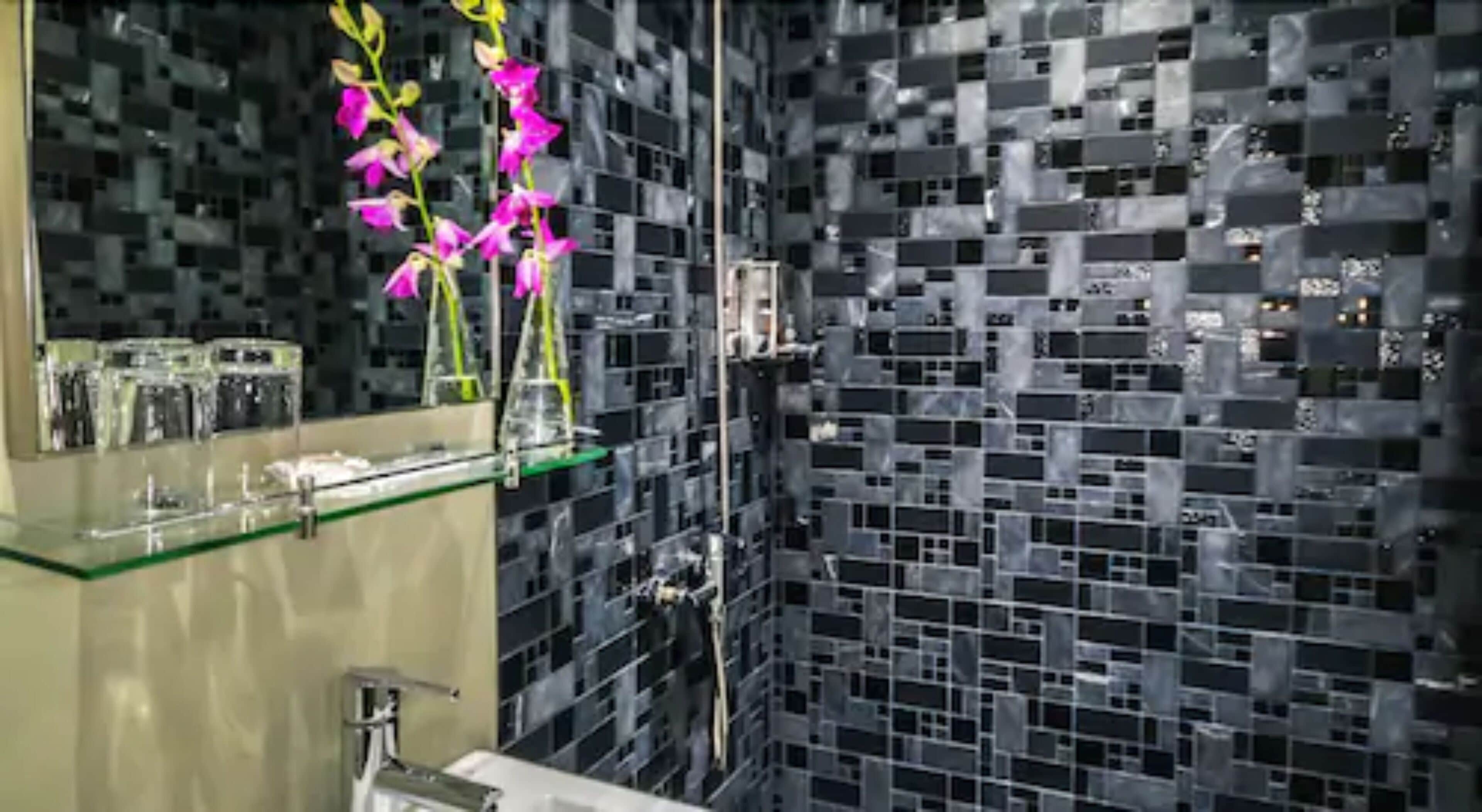 Shower, free toiletries, towels