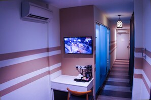 Minibar, caja de seguridad en la habitación y escritorio 