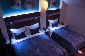Minibar, in-room safe, desk, iron/ironing board - The Keong Saik Hotel (Singapore)