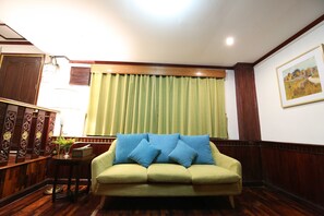 Habitación triple Elite, 1 habitación | Sala de estar | Televisión de 32 pulgadas con canales por cable