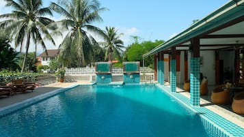 Hồ bơi ngoài trời, mở cửa từ 8:00 đến 20:30, ghế dài tắm nắng