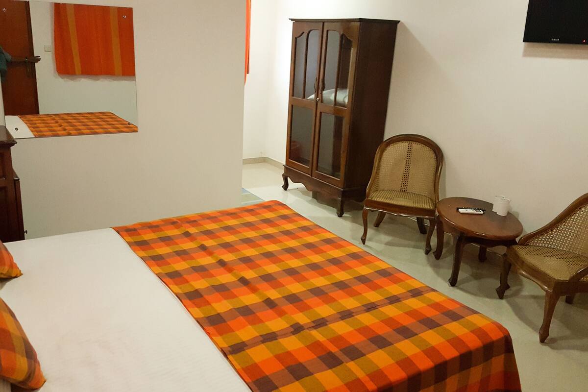 Cots/infant beds, rollaway beds