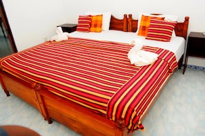 Cots/infant beds, rollaway beds