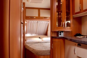 บ้านเคลื่อนที่สแตนดาร์ด, 1 ห้องนอน, วิวทะเลสาบ | 1 ห้องนอน, มินิบาร์, โต๊ะทำงาน