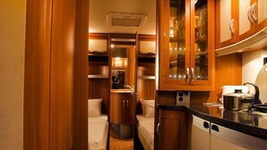Cafetera y tetera, refrigerador y microondas