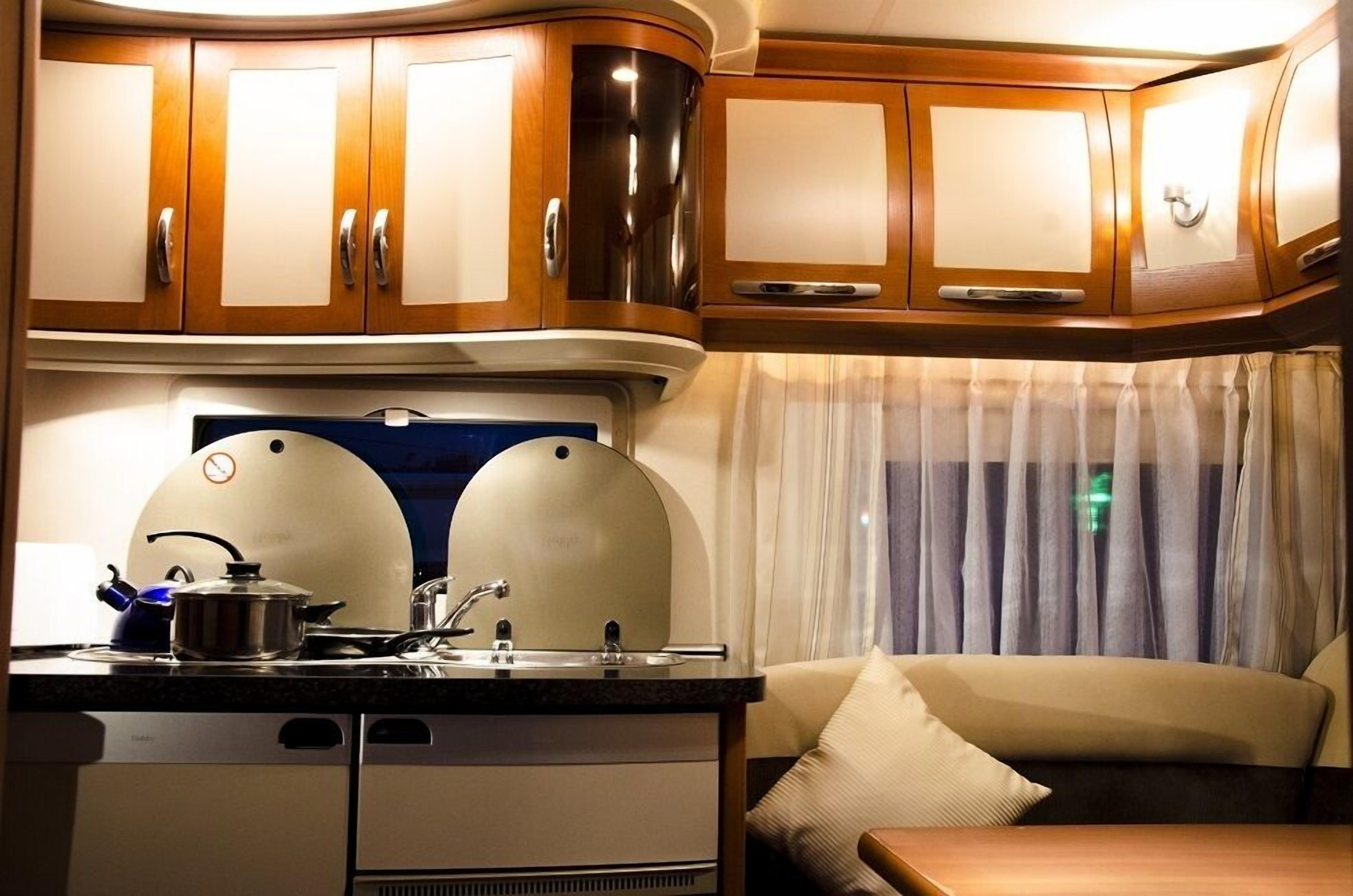 Frigorifero, microonde (su richiesta), macchina per tè/caffè