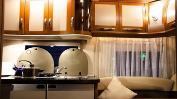 Frigorifero, microonde (su richiesta), macchina per tè/caffè