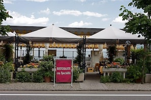 Aperto a colazione, cucina europea moderna, con vista sul giardino 