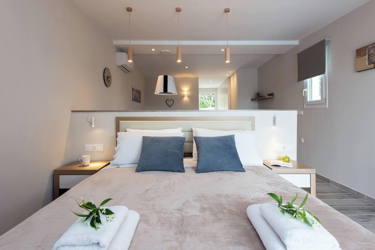 Egyptian cotton sheets, in-room safe, desk, laptop workspace
