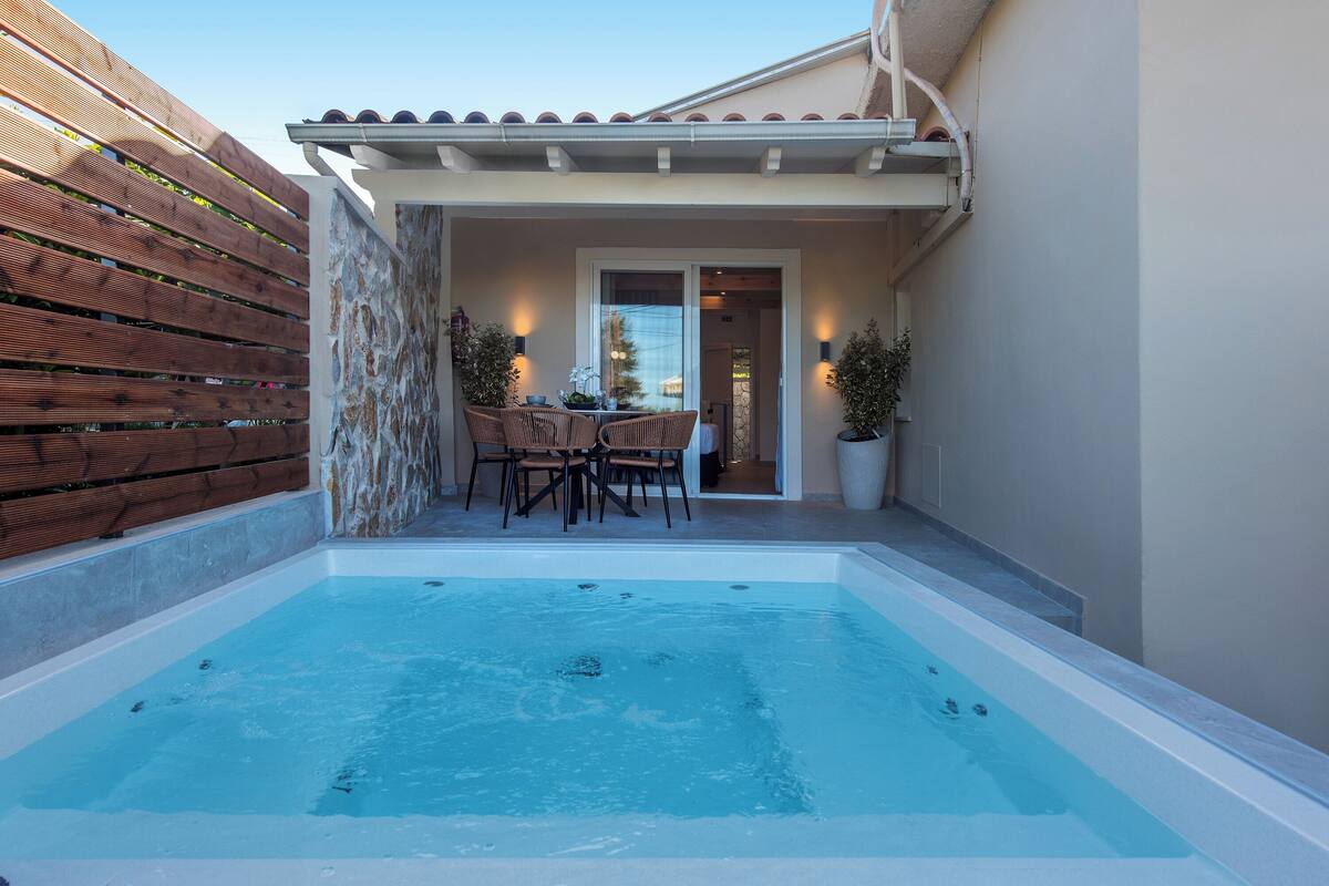 Studio Deluxe with Mini Pool | Egyptian cotton sheets, in-room safe, desk, laptop workspace
