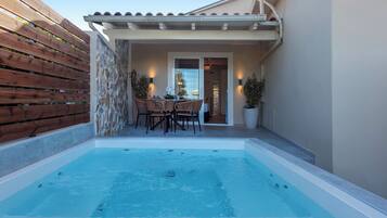 Studio Deluxe with Mini Pool | Egyptian cotton sheets, in-room safe, individually decorated