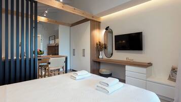 Estudio de lujo (Mini Pool) | Servicio de comidas en la habitación