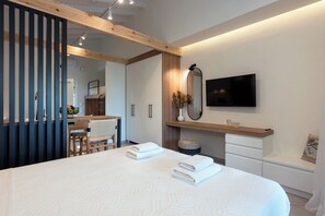 Studio Deluxe with Mini Pool | In-room dining