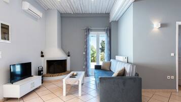 Apartment, 2 Bedrooms | Living room | Smart TV