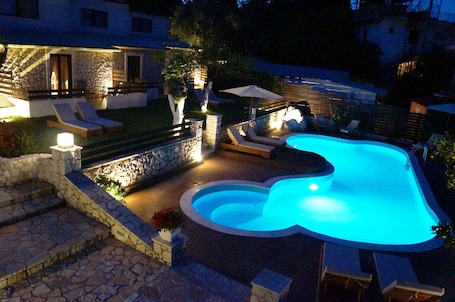 Seasonal outdoor pool, pool umbrellas, sun loungers