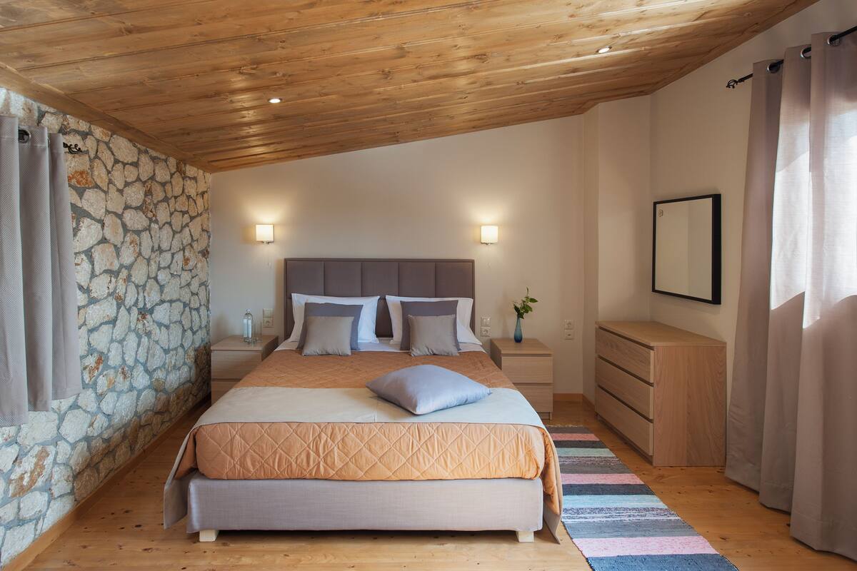 Egyptian cotton sheets, in-room safe, desk, laptop workspace