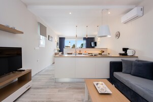 Superior Studio Suite, Private Pool | Living area | Smart TV