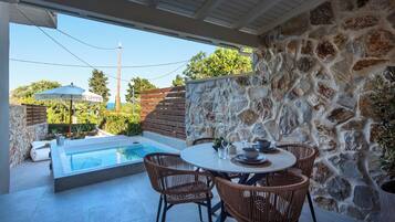 Studio Deluxe with Mini Pool | 2 bedrooms, Egyptian cotton sheets, in-room safe, individually decorated