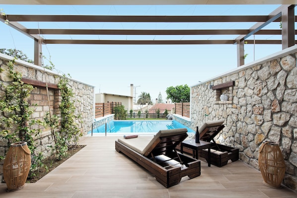 Superior Studio Suite, Private Pool | Egyptian cotton sheets, in-room safe, individually decorated